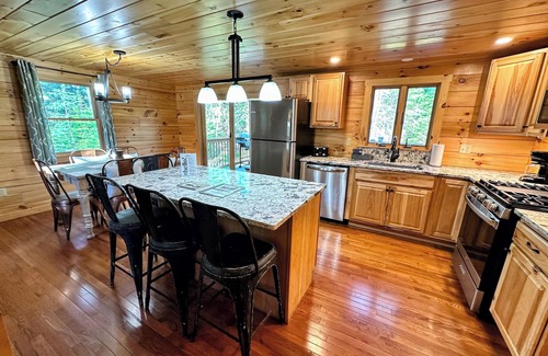 Bethlehem Cabina | Log Home 20min to Bretton Woods! AC, hot tub, wifi, cable, fireplace, fire pit, dog friendly!