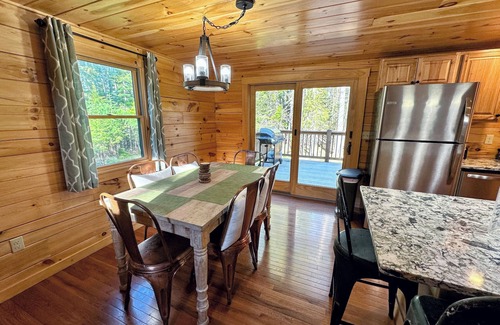 Bethlehem Cabina | Log Home 20min to Bretton Woods! AC, hot tub, wifi, cable, fireplace, fire pit, dog friendly!