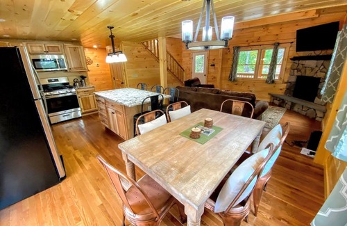 Bethlehem Cabina | Log Home 20min to Bretton Woods! AC, hot tub, wifi, cable, fireplace, fire pit, dog friendly!