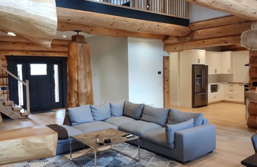 Harrison Hot Springs Chalet De Esquí | Log Home | 4 Bedrooms (7 Beds) | 2.5 Baths | Maximum 12 Guests