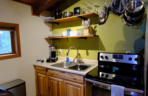Back Loop Apartamento | King bed w/ full kitchen - Free Tram Tickets
