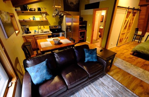 Back Loop Apartamento | King bed w/ full kitchen - Free Tram Tickets