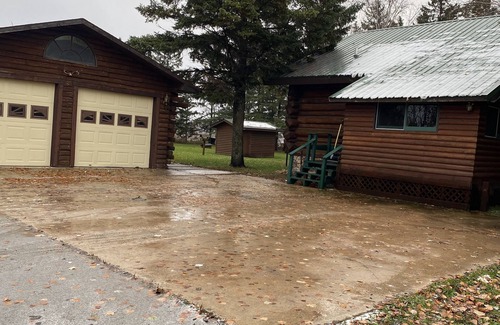 Warroad Casa | Log Home! Heated Garage! In town Warroad, MN. Close to Hockey Arenas & Fishing!