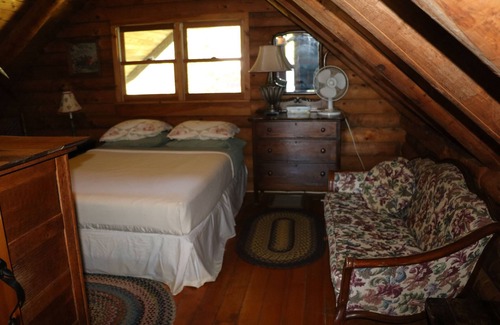 Green Mountains Otro | Log Home Mountain Hideaway with Mountain biking and Dog sledding Trails