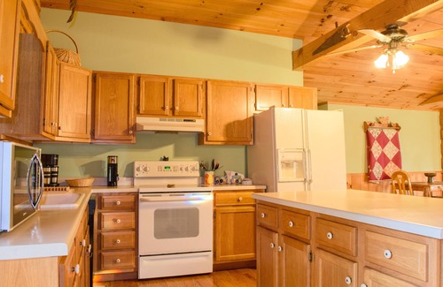 Knoxville Casa | Inicie sesión en casa en 50 acres. Privado, conveniente, hermoso. Un pedacito de paraíso.
