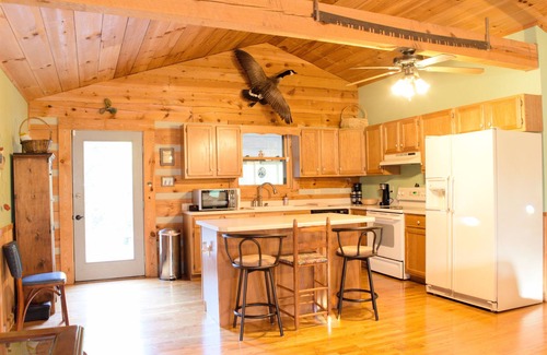 Knoxville Casa | Inicie sesión en casa en 50 acres. Privado, conveniente, hermoso. Un pedacito de paraíso.