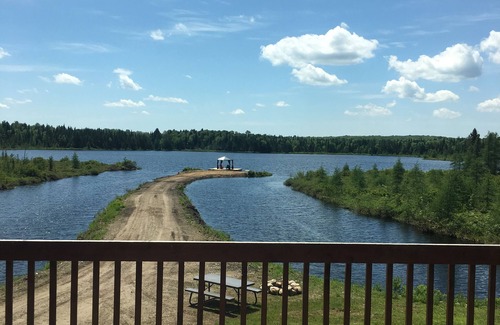 Algonquin Highlands Cabaña | Inicio Entrar en el lago privado con 300 acres, a 8 km de la naturaleza de senderismo y piscinas enterradas