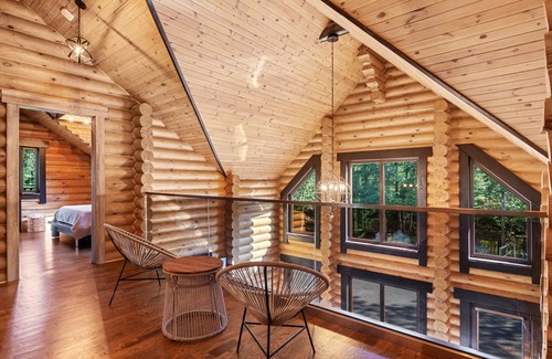 Henryville Chalet De Esquí | LOG HOUSE CHALET, VOLLEYBALL FIELD, SAUNA, HOT TUB