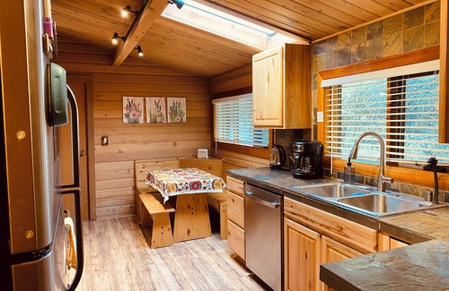 Diamond Valley Casa | Log House Surrounded By Trees But Close To Prescott and Prescott Valley