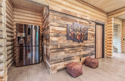 Scotrun Chalet De Esquí | Log House Vacation Rental with Pool and Tennis Court near with Camelback