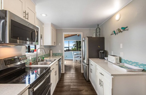 Freeland Casa | Log-style mountain and bay-view retreat with hot tub, game rooms, & balcony