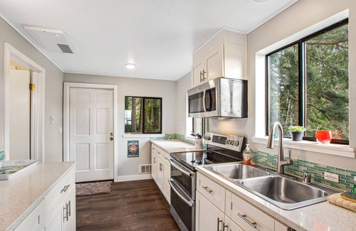 Freeland Casa | Log-style mountain and bay-view retreat with hot tub, game rooms, & balcony