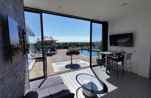 Agen Apartamento | Logement avec Spa Privatif Jacuzzi Grande terrasse sans vis à vis Sky House Agen