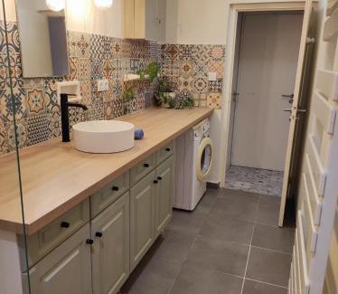 Charmes-sur-Rhone Apartamento | Logement cosy verdoyant RDC avec piscine