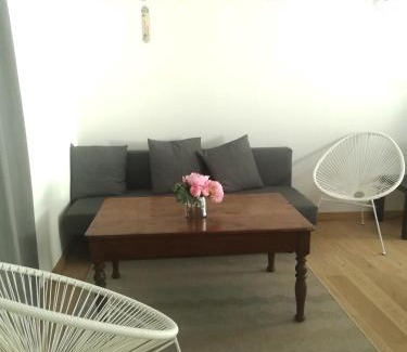 Charmes-sur-Rhone Apartamento | Logement cosy verdoyant RDC avec piscine