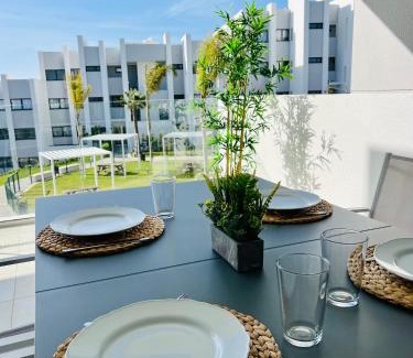Puerto de la Duquesa Apartamento | Logement moderne et cosy avec piscine, jacuzzi, salle de sport et billard