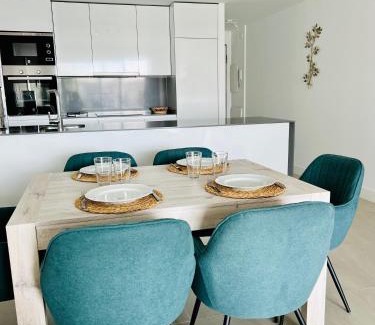 Puerto de la Duquesa Apartamento | Logement moderne et cosy avec piscine, jacuzzi, salle de sport et billard