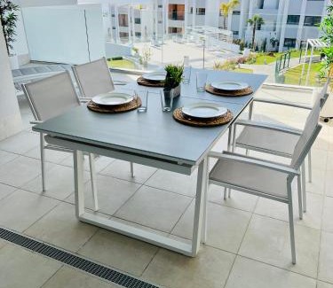 Puerto de la Duquesa Apartamento | Logement moderne et cosy avec piscine, jacuzzi, salle de sport et billard