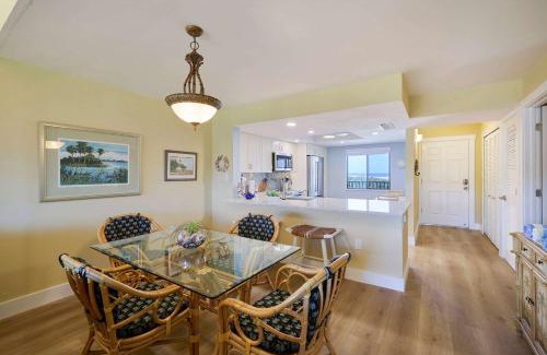Sanibel Apartamento | Loggerhead 523 - Beachfront Residence at Loggerhead Cay with Vaulted Ceilings