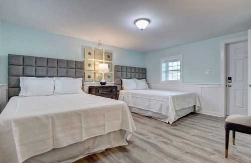Surf City Hotel | Loggerhead Inn & Suites - Two Queen Room in hotel in Surf City, North Carolina