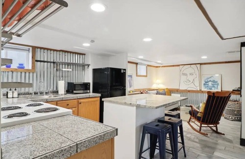 Highland Casa | LoHi gem, 2 bedroom private unit with outdoor patio & hot tub!