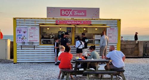 Selsey Complejo | Loire, pet friendly Caravan, West Sands Holiday Park, Selsey