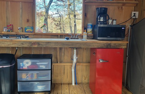 Pikeville Cabina | Loki's Lair - Cozy cabin in serene Pikeville with WiFi access