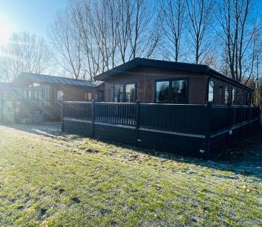Allerthorpe Casa | Loki's Retreat Lodge with Hot Tub