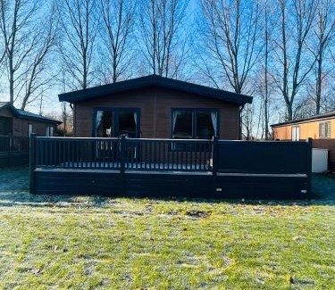 Allerthorpe Casa | Loki's Retreat Lodge with Hot Tub