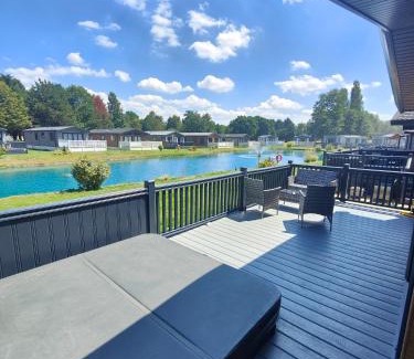 Allerthorpe Casa | Loki's Retreat Lodge with Hot Tub
