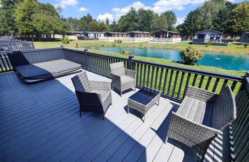 Allerthorpe Casa | Loki's Retreat Lodge with Hot Tub
