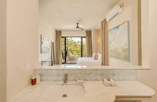 Isla Mujeres Hotel | Lola by Coco B Isla