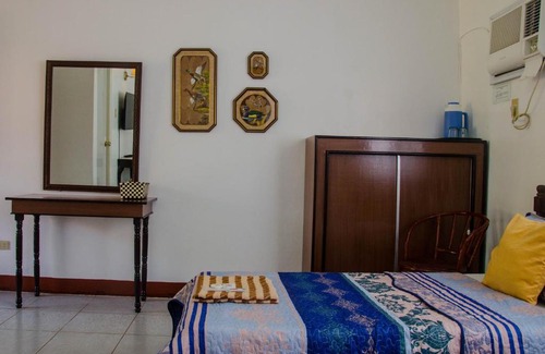 Puerto Princesa City Centre Hotel | Lola Itang Pension House