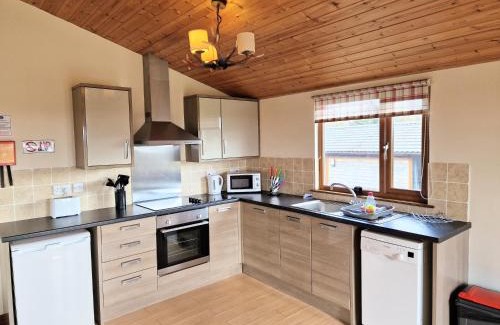 Kelty Chalet De Esquí | Lomond 5 with Private Hot Tub - Fife - Loch Leven - Lomond Hills - Pet Friendly