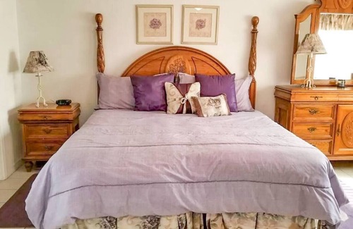 Lake Havasu City Villa | London Bridge Pool-Side Suites at Queens Bay, walking distance to Lake Havasu