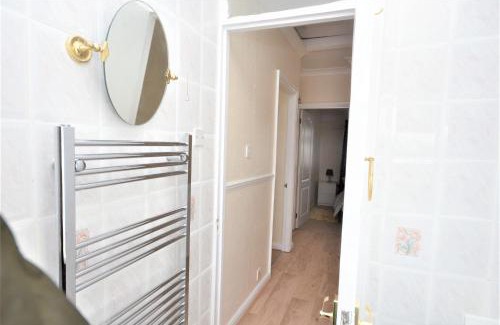 River Casa | London Deluxe 3 Bedroom House with parking space