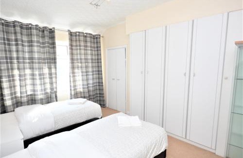 River Casa | London Deluxe 3 Bedroom House with parking space