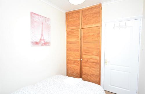 River Casa | London Deluxe 3 Bedroom House with parking space