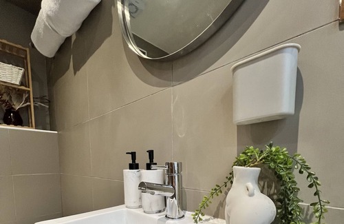 Hackney Casa | London Flat With Free Parking, Private Entrance and Next To Overground Station