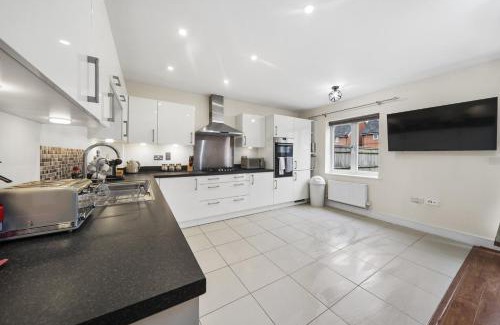 Stanwell Apartamento | London Heathrow Living Holywell Serviced Houses - 3 and 4 bedrooms By Ferndale
