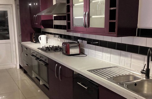 River Casa | London Heathway Bliss - Spacious 4-Bed House