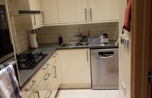 Clayhall Apartamento | London Luxury 1 bed Flat 1 min Walk to Redbridge Tube Station, Parking, Aircon