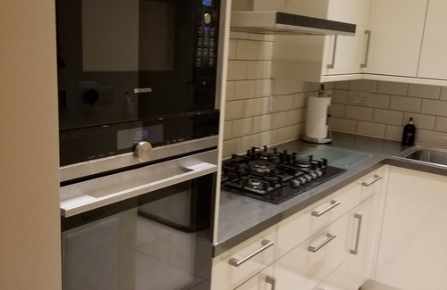 Clayhall Apartamento | London Luxury 1 bed Flat 1 min Walk to Redbridge Tube Station, Parking, Aircon