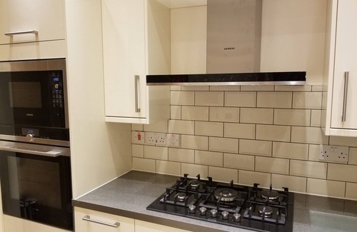 Clayhall Apartamento | London Luxury 1 bed Flat 1 min Walk to Redbridge Tube Station, Parking, Aircon