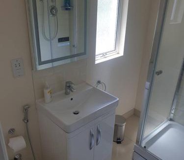 Valentines Apartamento | London Luxury 3 bedroom flat, free parking, garden, sleeps x10, Close to Tube