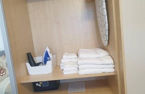 Valentines Apartamento | London Luxury 3 bedroom flat, free parking, garden, sleeps x10, Close to Tube