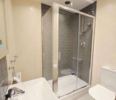 Valentines Apartamento | London Luxury 3 bedroom flat, free parking, garden, sleeps x10, Close to Tube