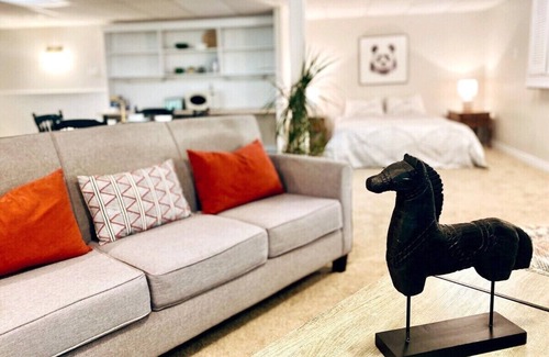 London Casa | London, Ontario Cozy Suite
