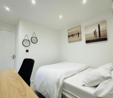 Whitton Casa | London Twickenham stadium double Bedroom B