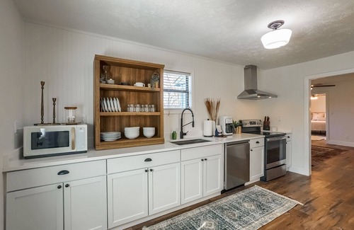 Johnson City Casa | Lone Star Lokal Guest House - Downtown Near Wineries!